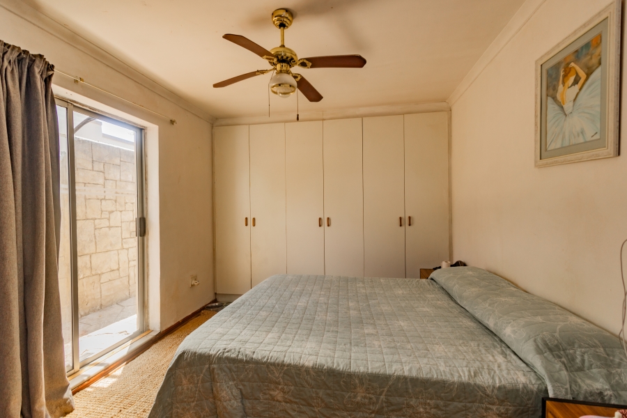 6 Bedroom Property for Sale in Uitzicht Western Cape